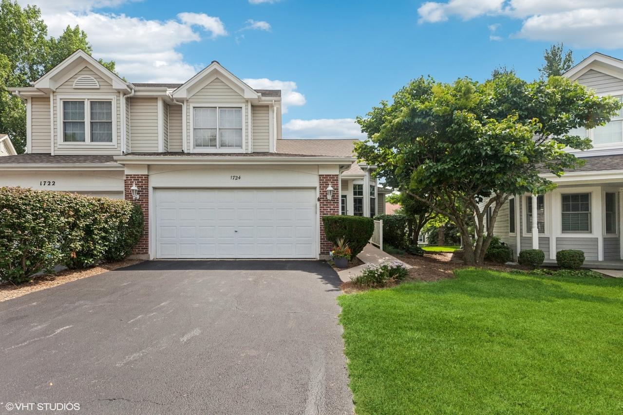 1724 Waverly Cir., St. Charles, IL 60174