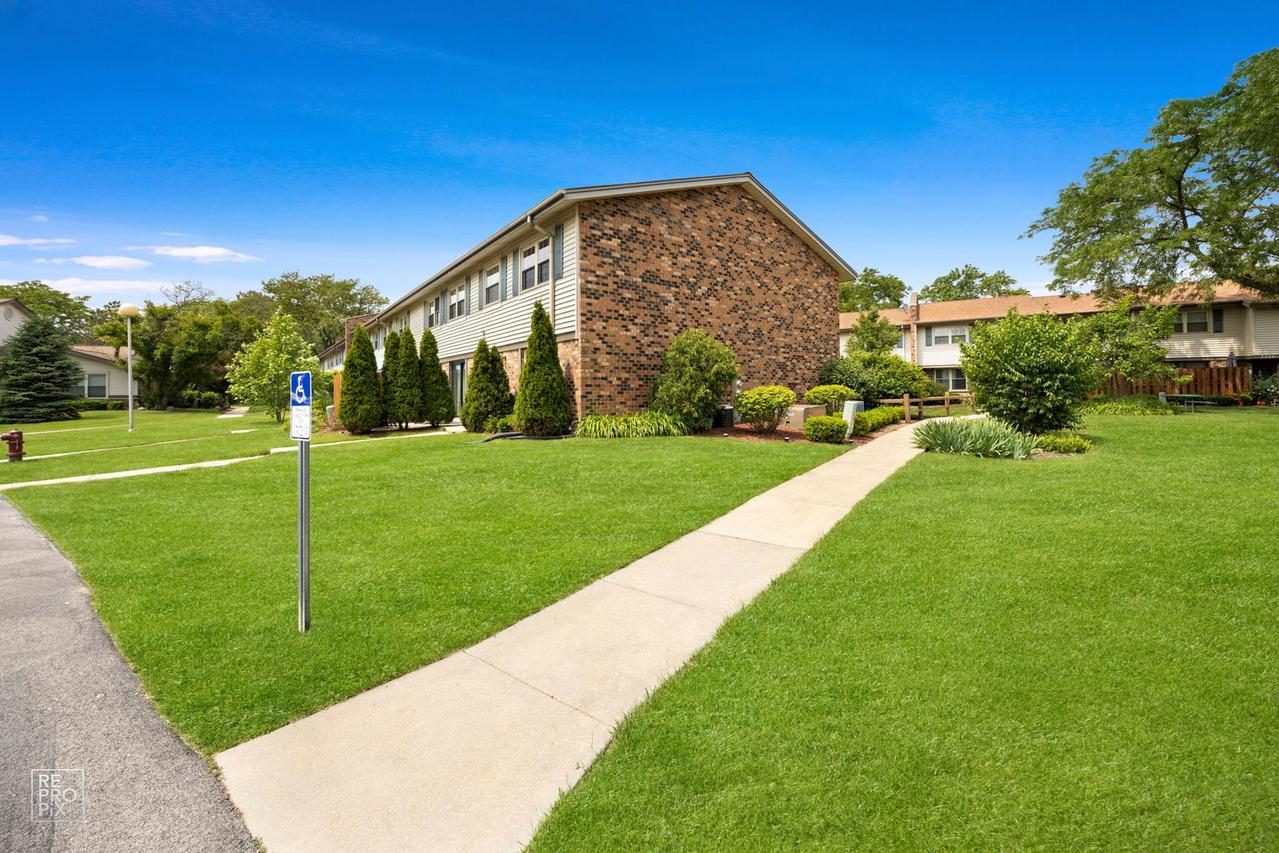 7312 Winthrop Way #11, Downers Grove, IL 60516