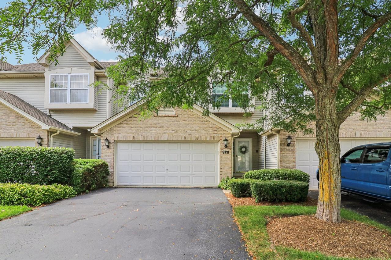 928 Viewpoint Dr., Lake In The Hills, IL 60156