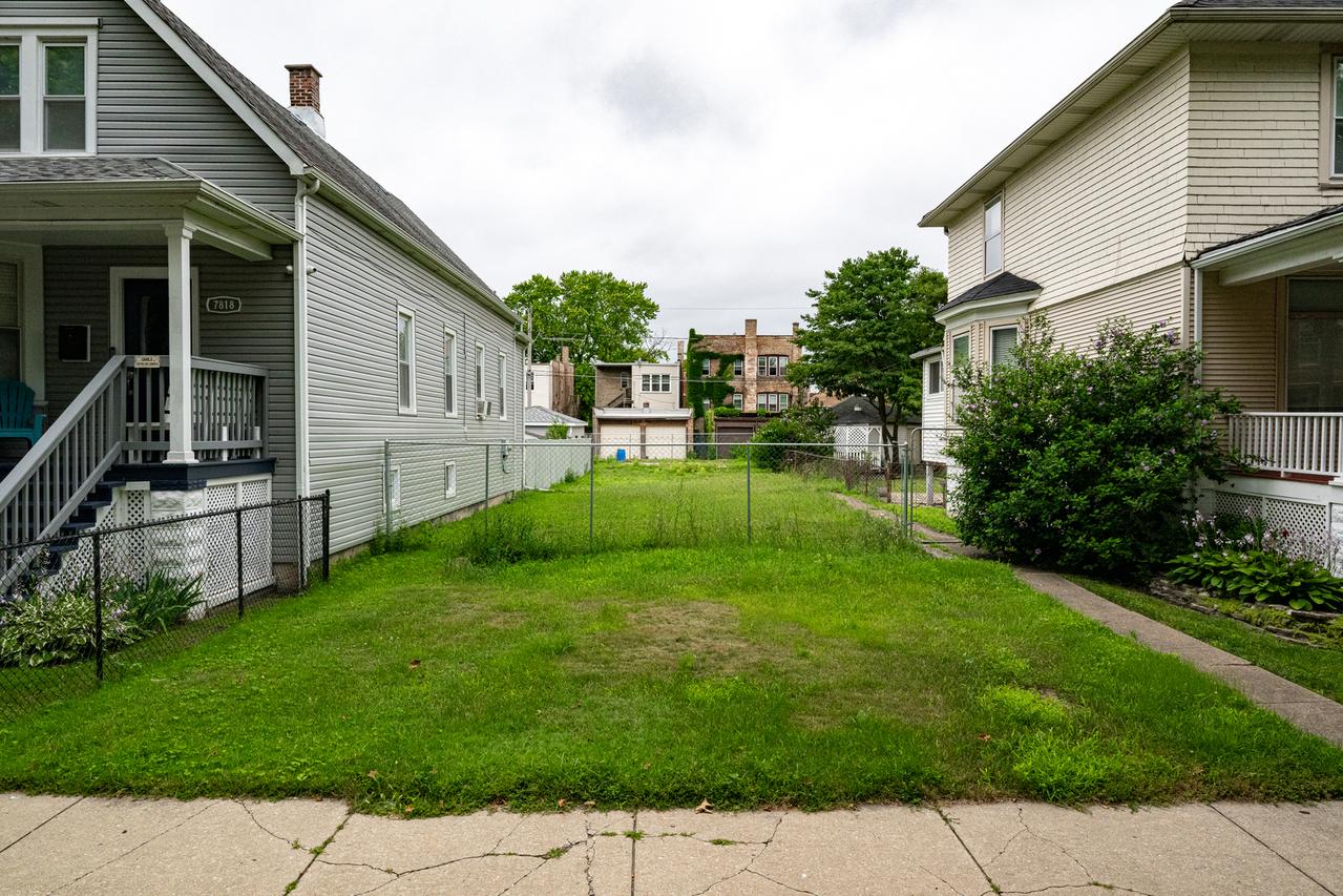 7816 S Marquette Ave., Chicago, IL 60649