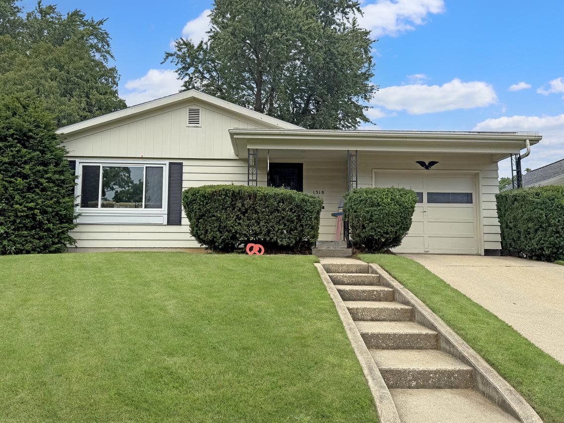 1318 W American St., Freeport, IL 61032