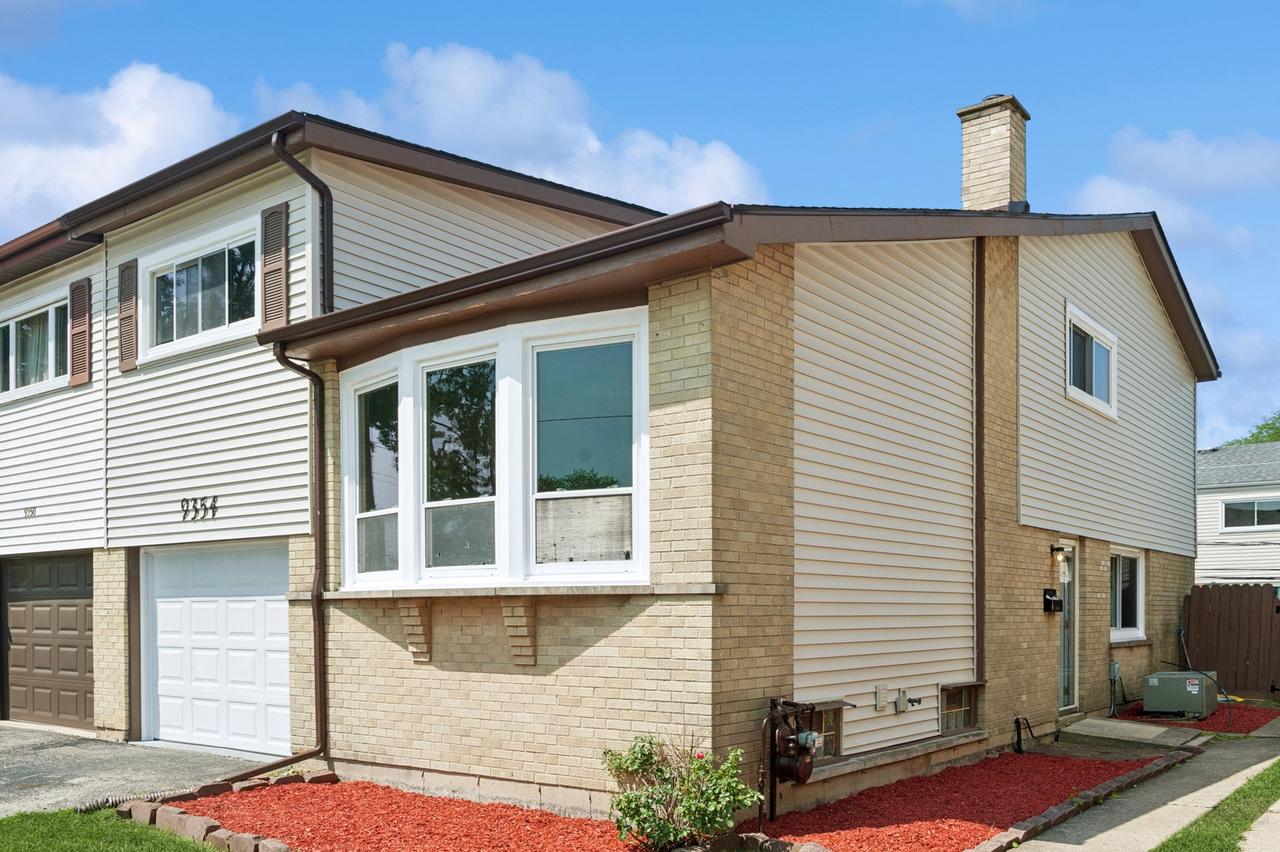 9354 Twin Oaks Ln., Des Plaines, IL 60016