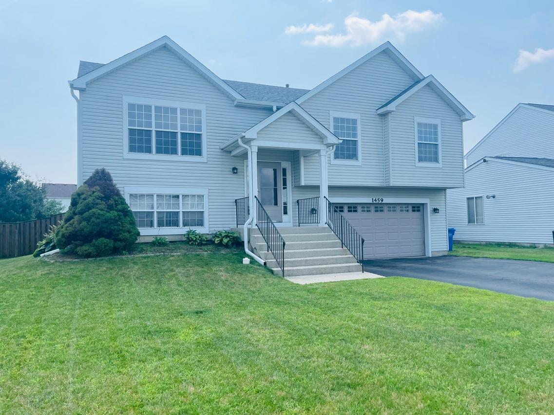 1459 S Blackhawk Cir., South Elgin, IL 60177