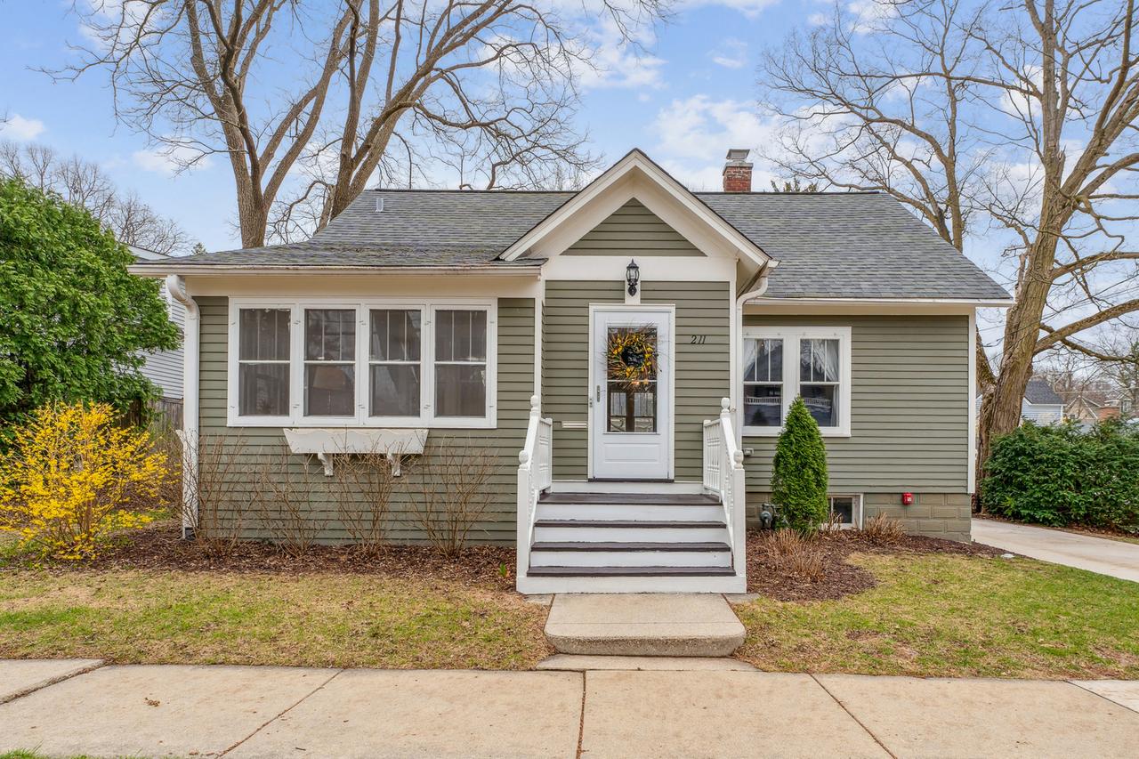211 E Russell St., Barrington, IL 60010