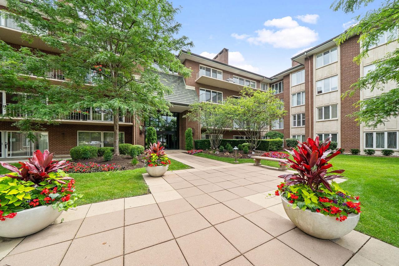 5 Oak Brook Club Dr. #N303, Oak Brook, IL 60523