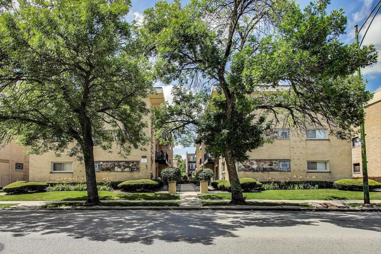 6858 N Northwest Hwy. #2E, Chicago, IL 60631