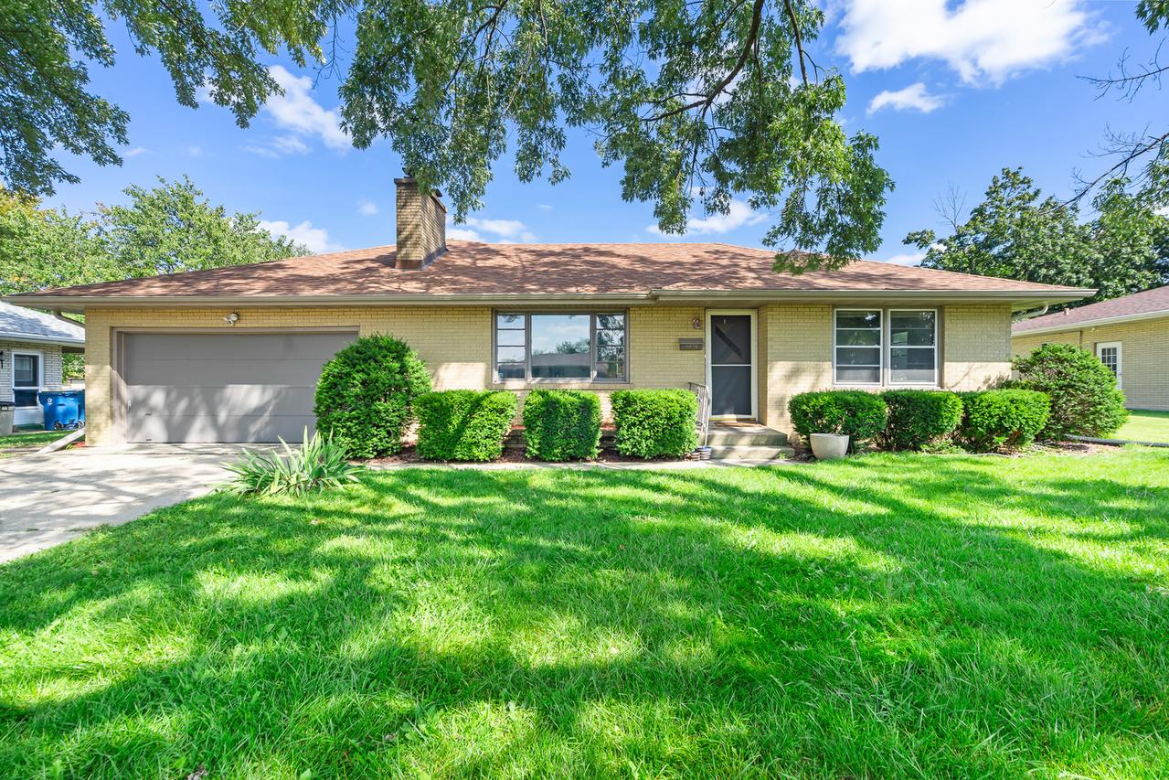 1616 Barthelone St., Crest Hill, IL 60403