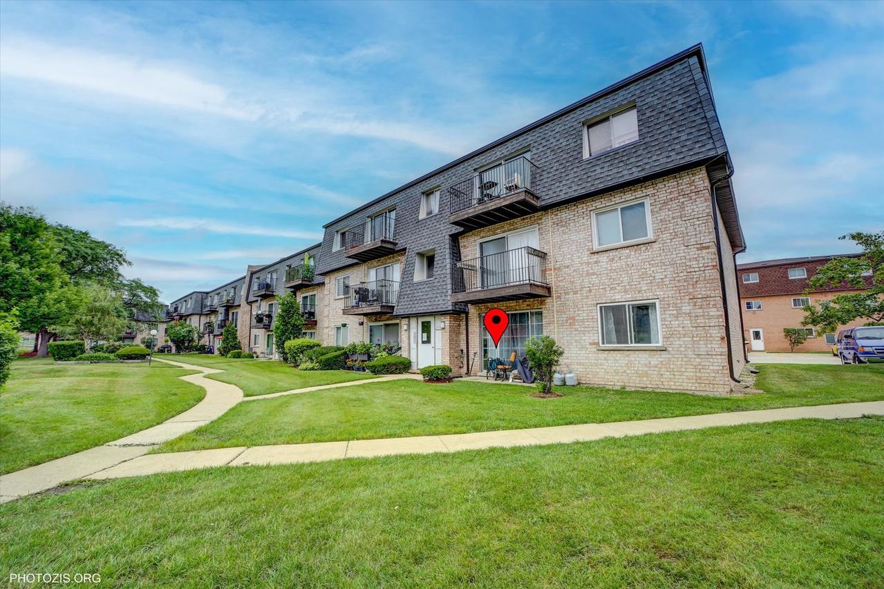 9444 Bay Colony Dr. #1S, Des Plaines, IL 60016