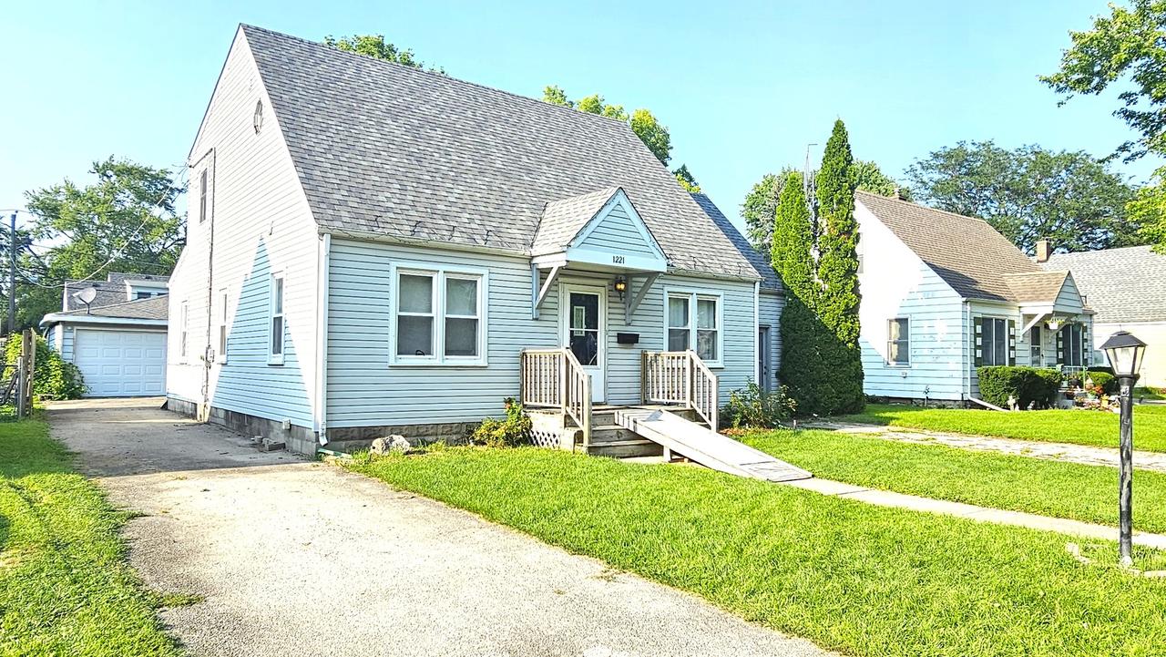 1221 Richmond St., Joliet, IL 60435