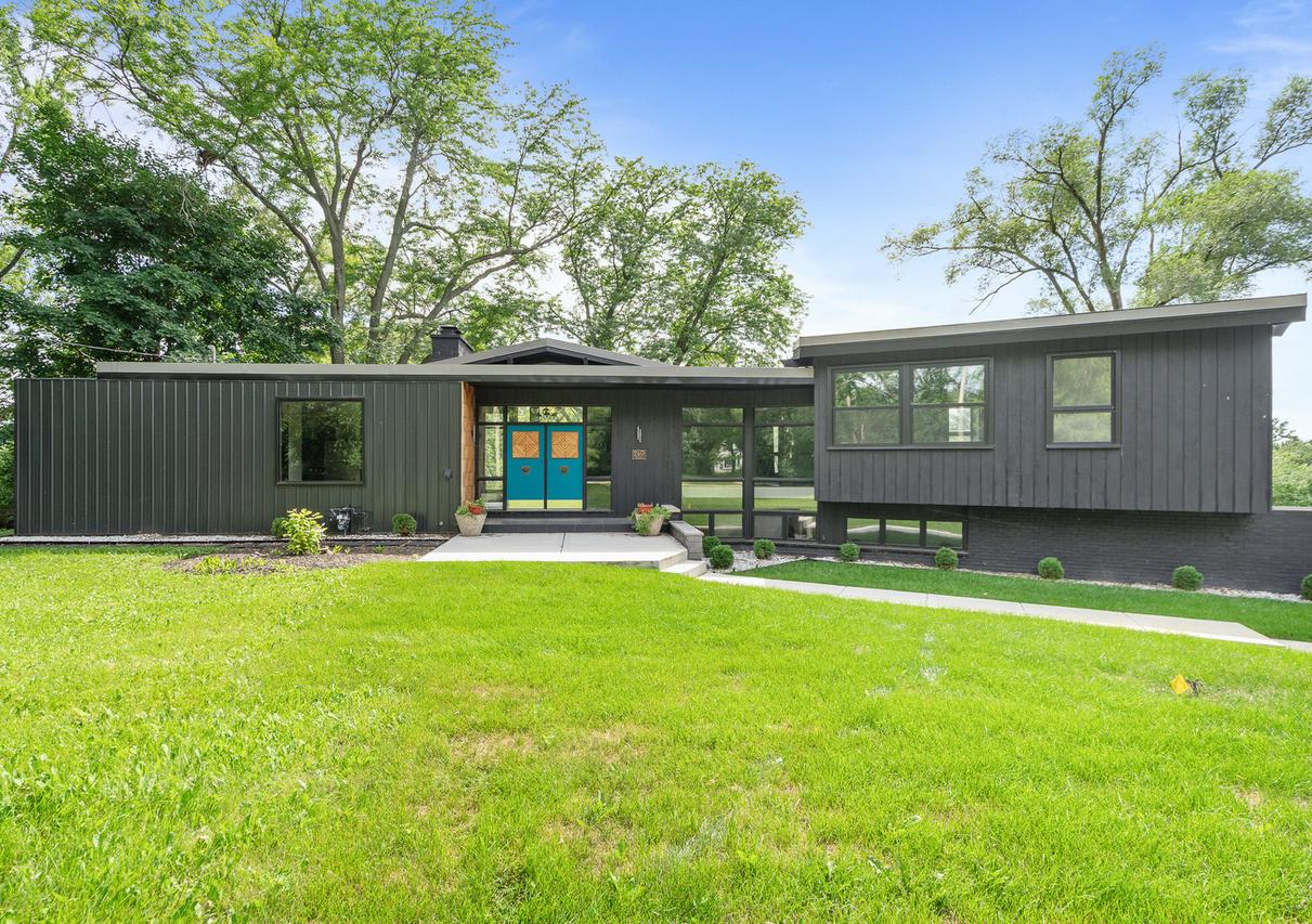 240 Oxford Rd., North Barrington, IL 60010