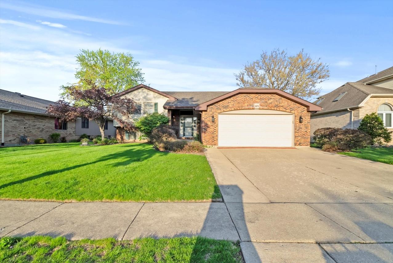 871 Woodcrest Ln., Lemont, IL 60439