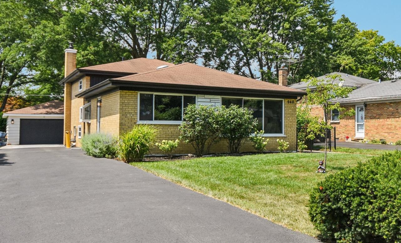 948 S Stratford Ave., Elmhurst, IL 60126