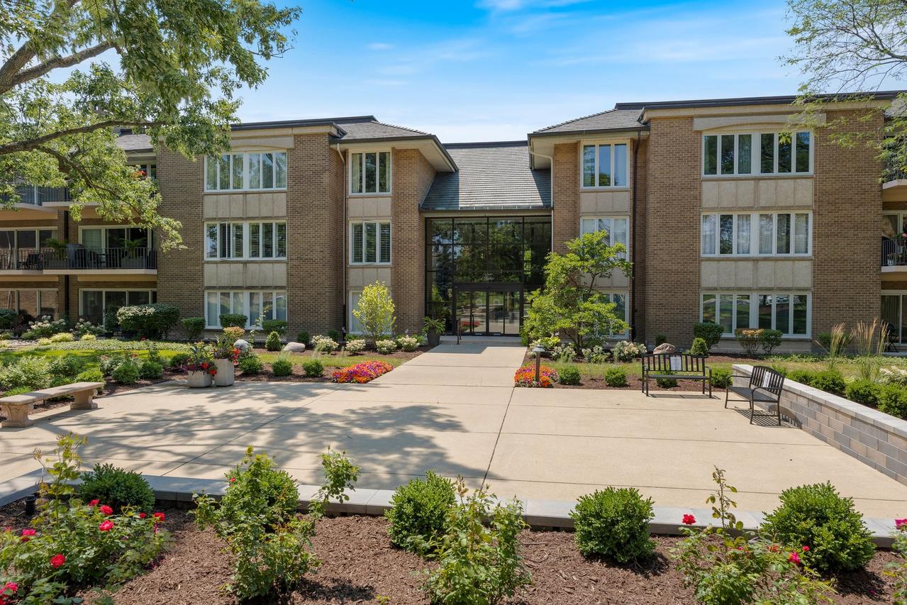 2 Oakbrook Club Dr. #B207, Oak Brook, IL 60523