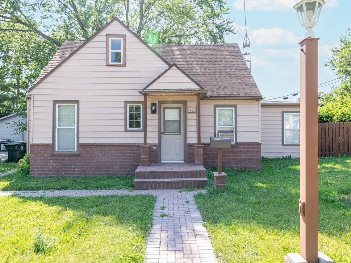 1410 N East End Ave., Round Lake Beach, IL 60073