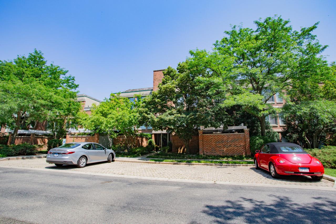 7030 Arbor Ln. #103, Northfield, IL 60093