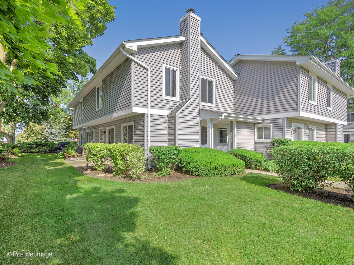 2430 Brunswick Cir. #1A, Woodridge, IL 60517
