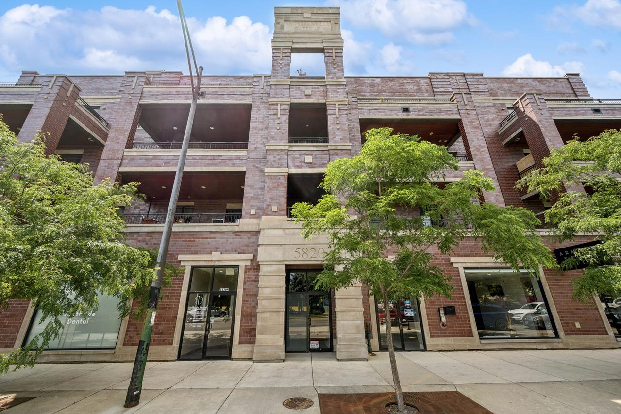 5820 N Clark St. #302, Chicago, IL 60660