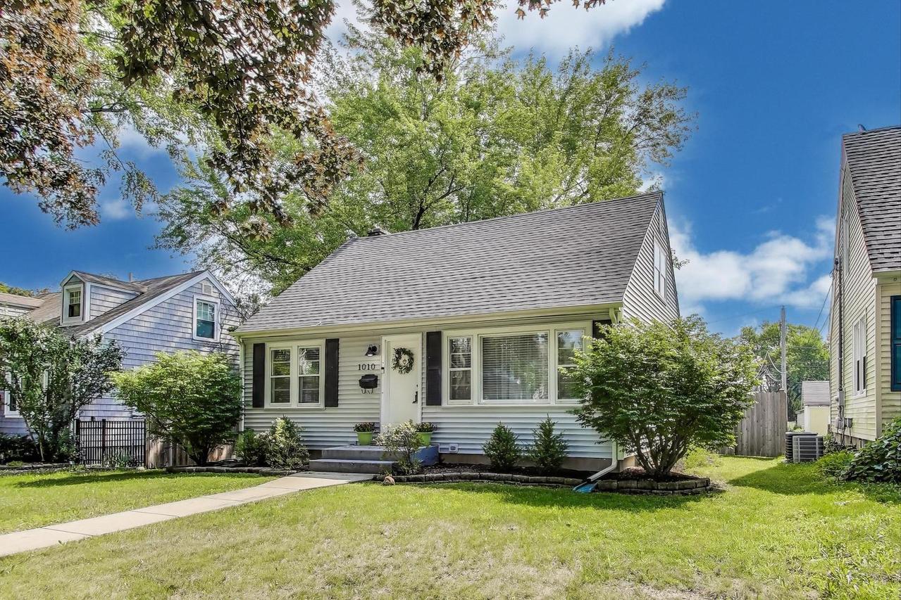 1010 Elm St., St. Charles, IL 60174