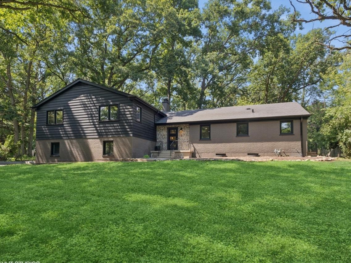 600 Eton Dr., North Barrington, IL 60010