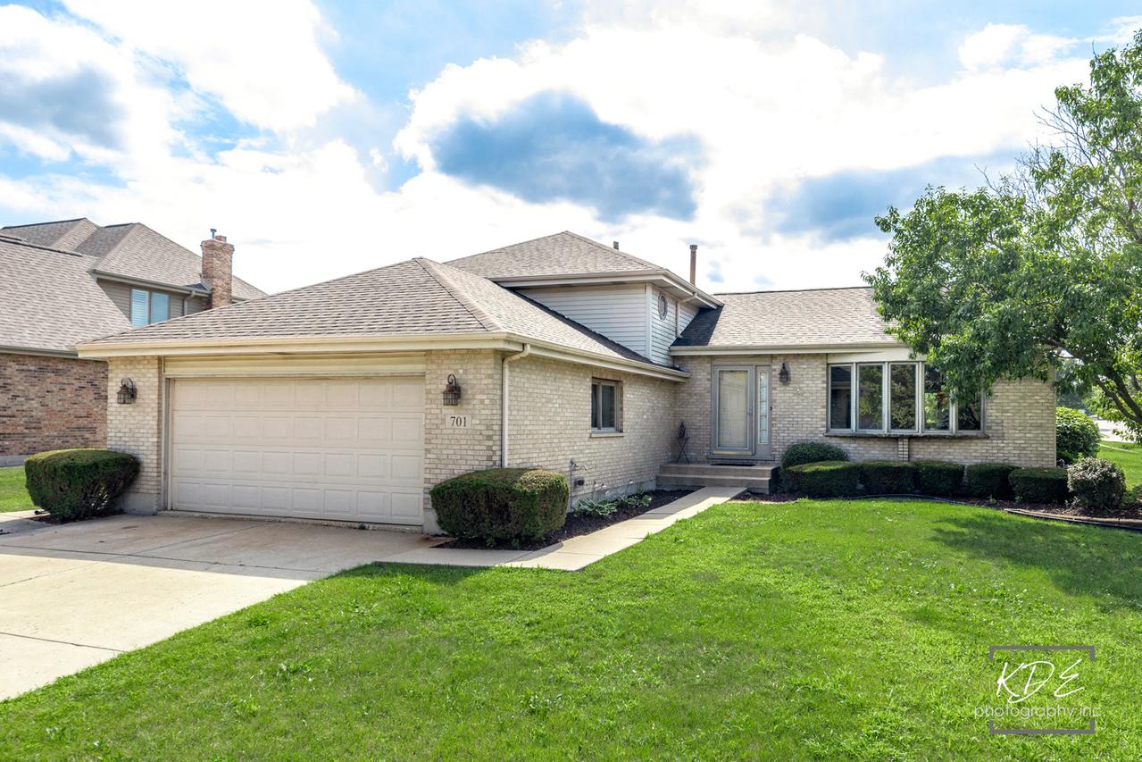 701 Bishops Gate Dr., New Lenox, IL 60451