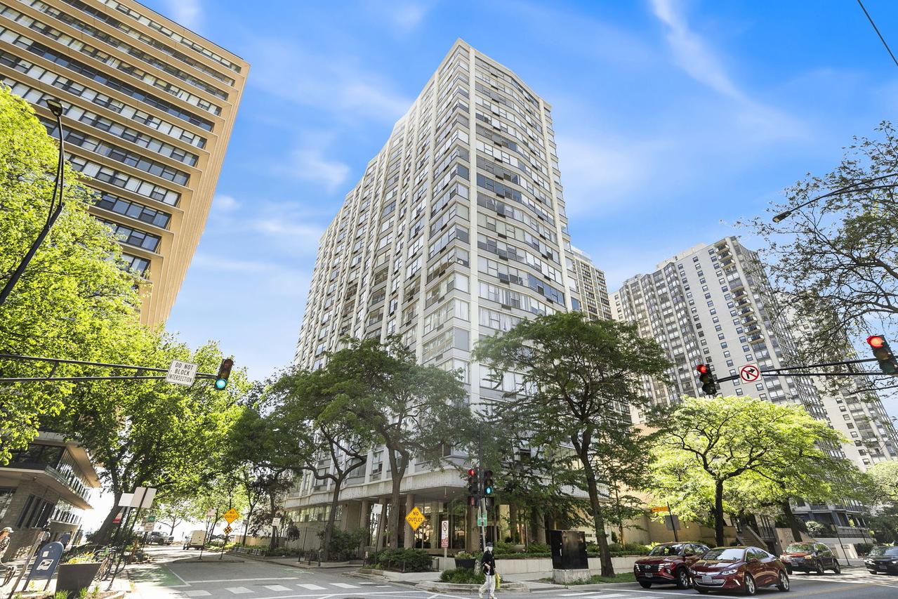 5757 N Sheridan Rd. #19B, Chicago, IL 60660