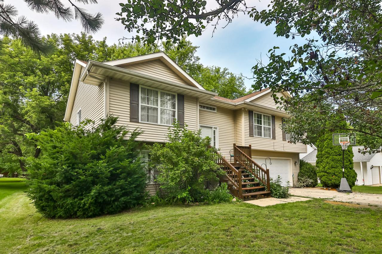 110 Liverpool Dr., Poplar Grove, IL 61065