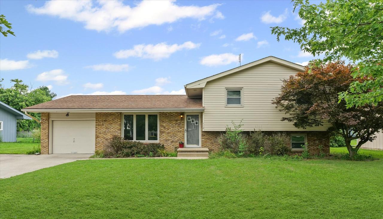 112 Hilton Dr., Lexington, IL 61753