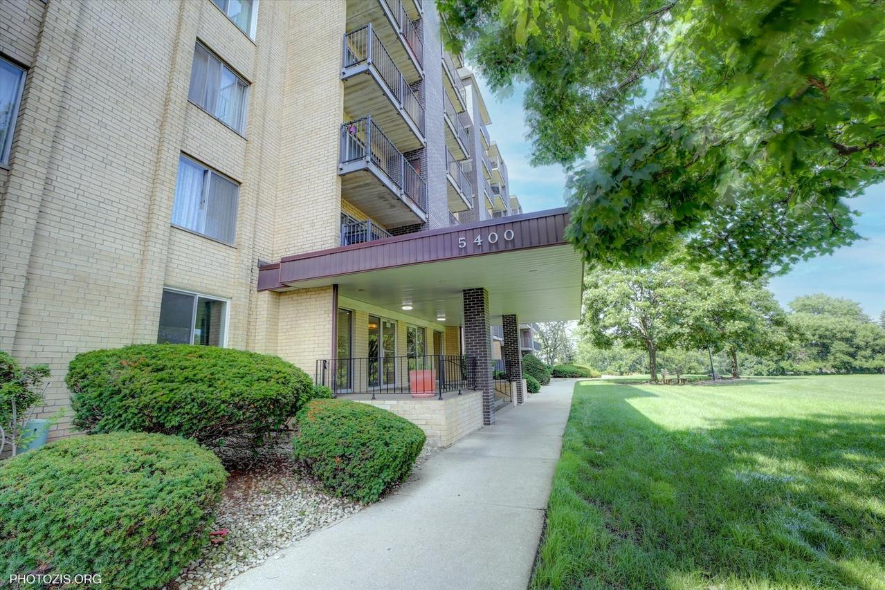 5400 Walnut Ave. #402, Downers Grove, IL 60515