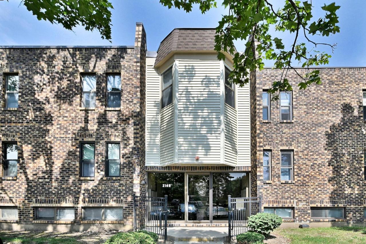 2149 Country Club Dr. #13, Woodridge, IL 60517