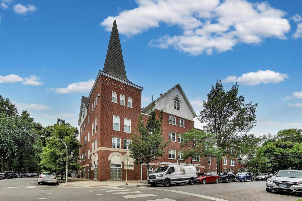 1043 W School St. #208, Chicago, IL 60657