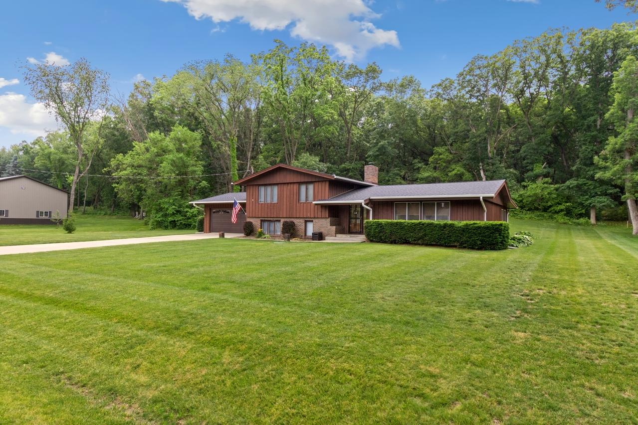 2073 Grand Detour Rd., Dixon, IL 61021