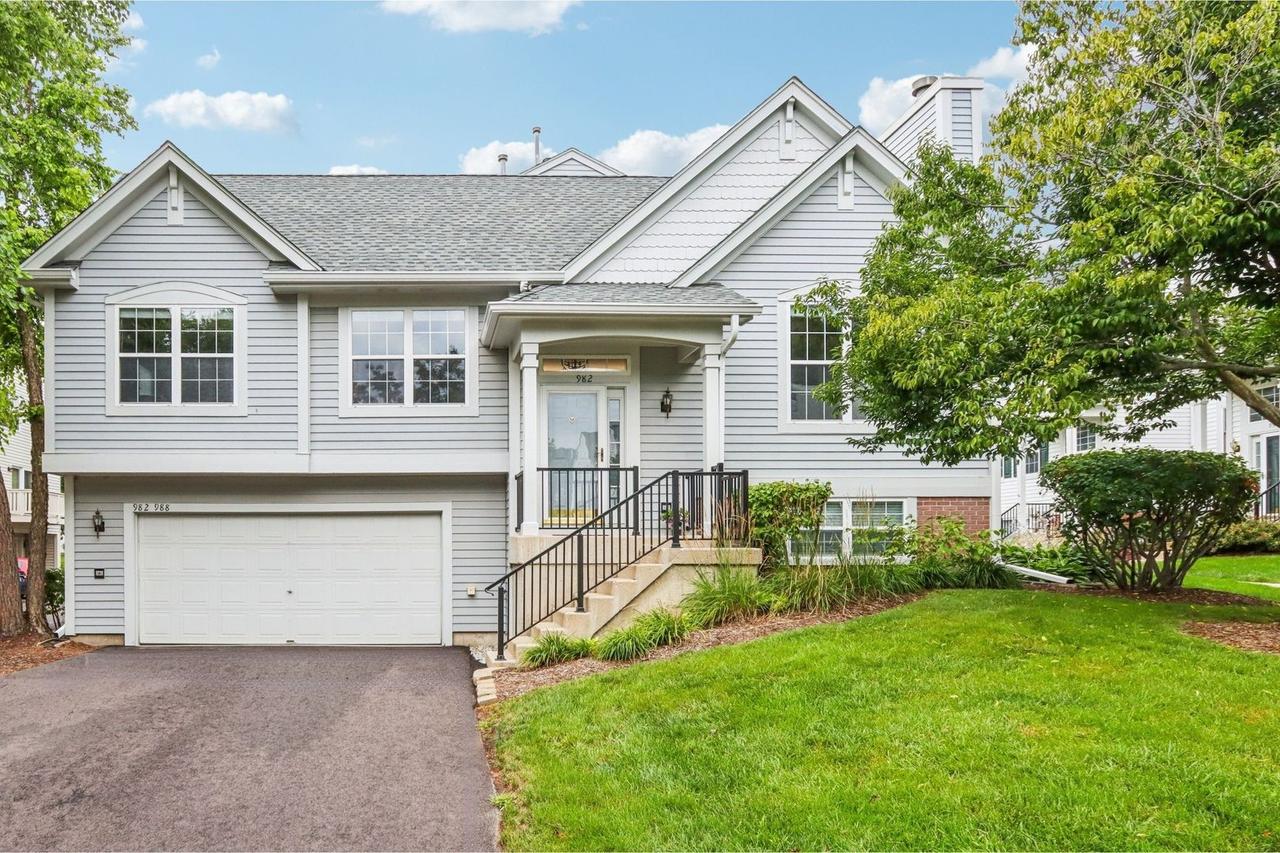982 Manchester Cir., Grayslake, IL 60030
