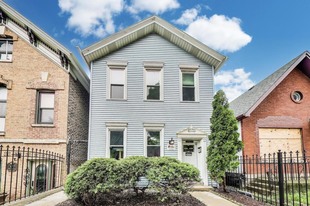 2437 W Taylor St., Chicago, IL 60612