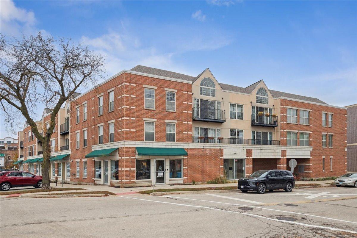 1800 Dewes St. #305, Glenview, IL 60025