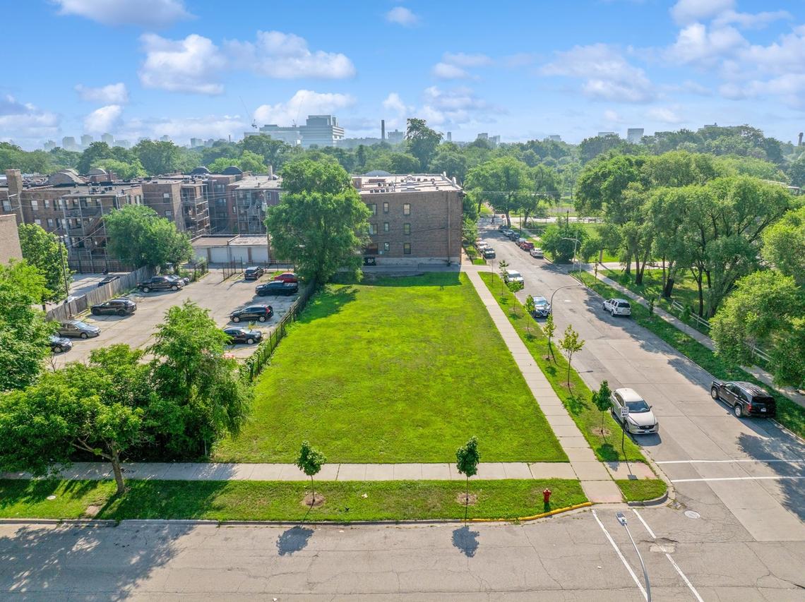 5755 S Calumet Ave., Chicago, IL 60637