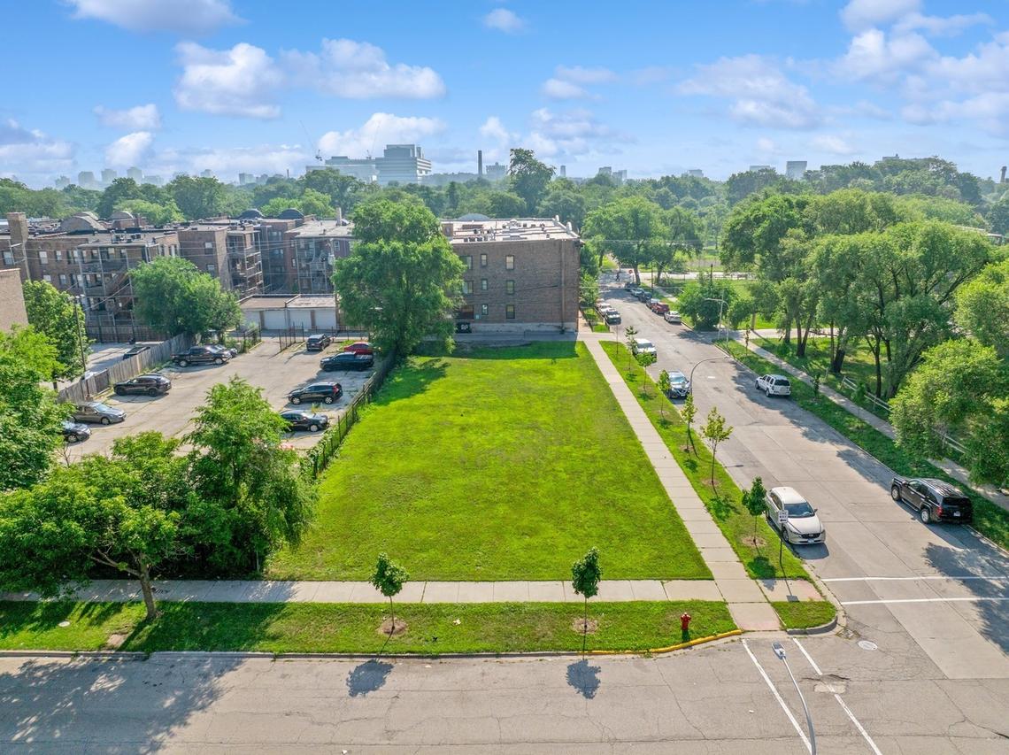 5755 S Calumet Ave., Chicago, IL 60637