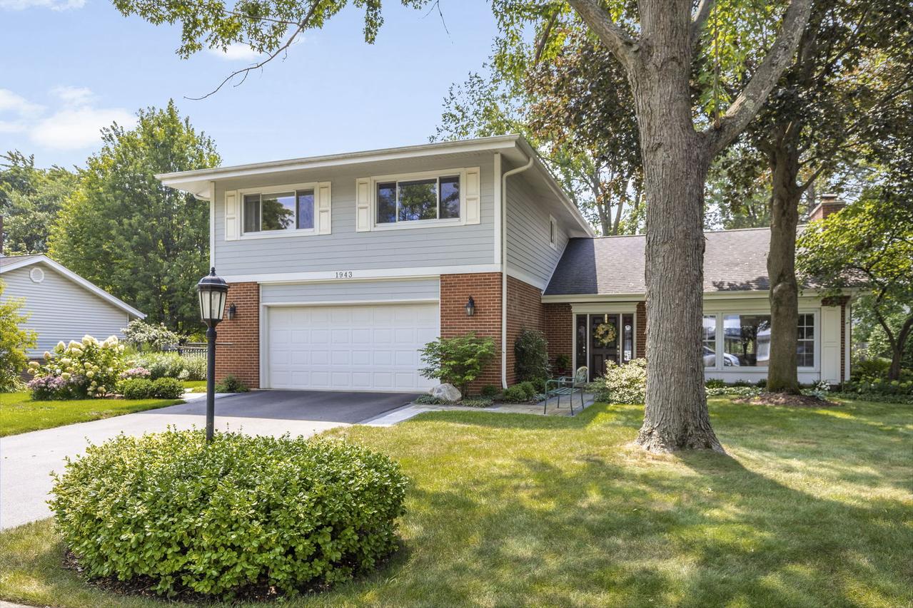 1943 Sunnyside Cir., Northbrook, IL 60062