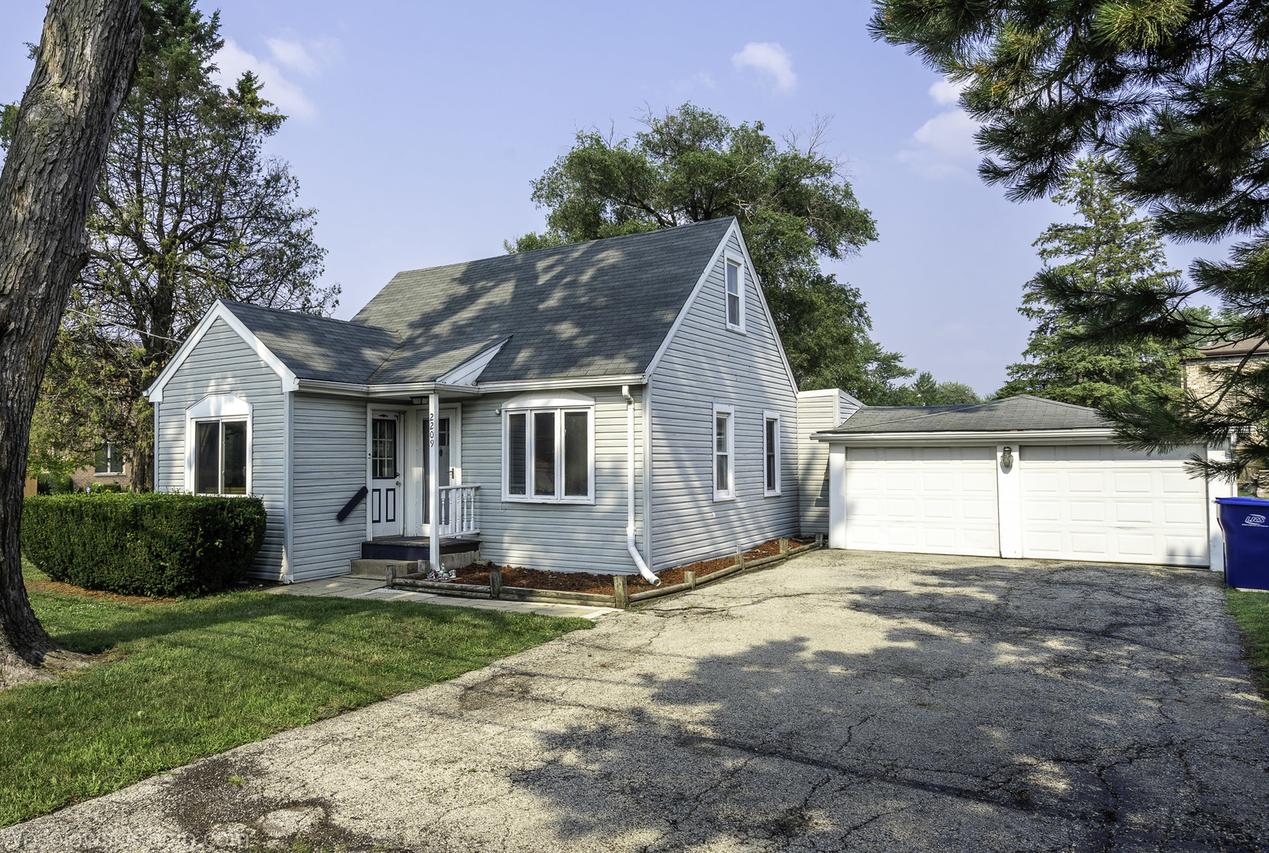 2209 Douglas Ave., Des Plaines, IL 60018