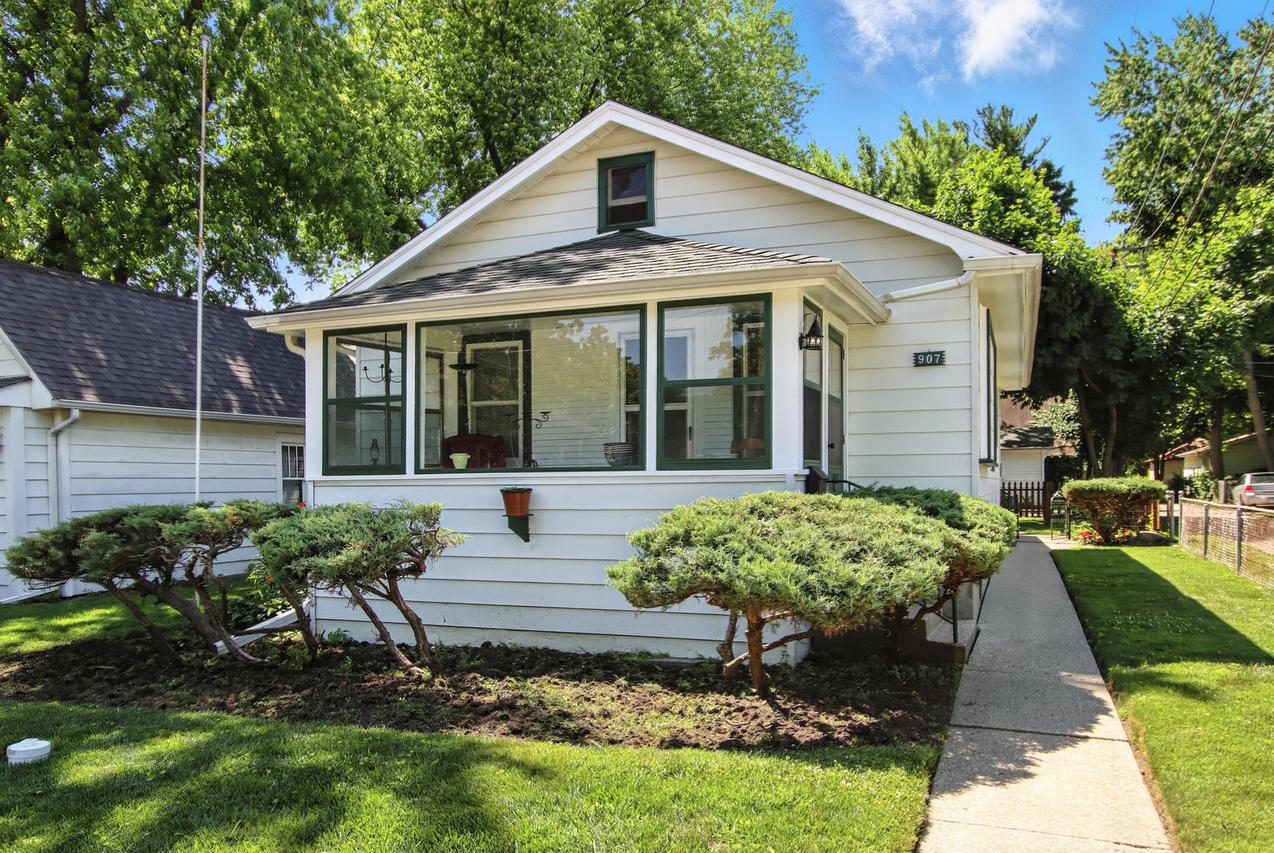 907 W Grove Ave., Waukegan, IL 60085