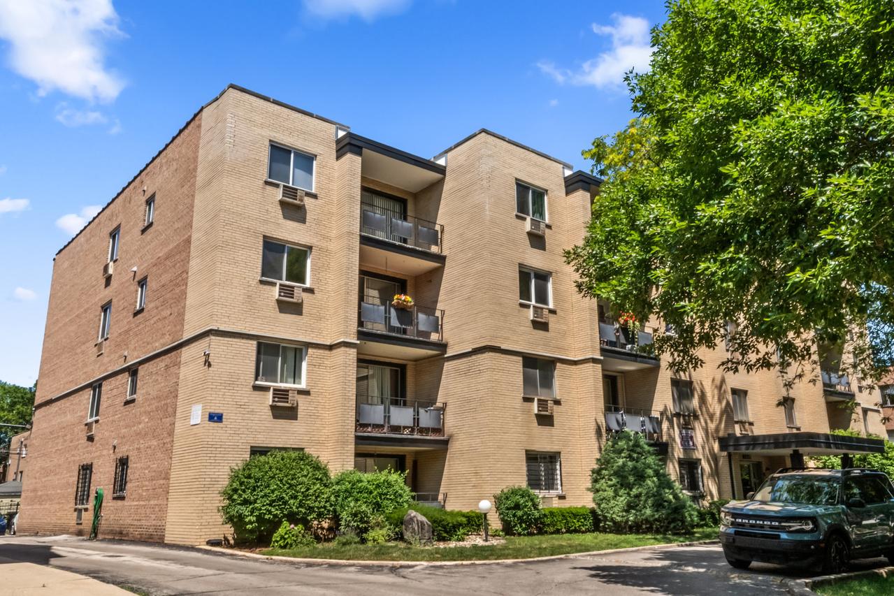 1340 W Touhy Ave. #302, Chicago, IL 60626