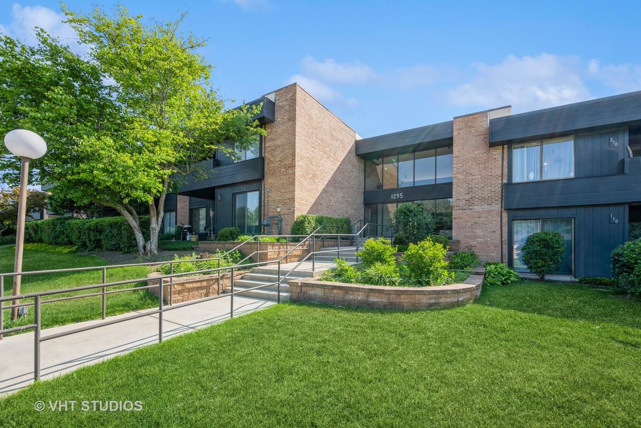 1295 N Sterling Ave. #211, Palatine, IL 60067