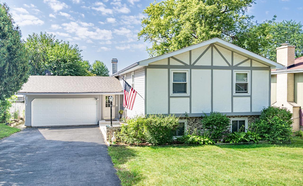 15 W Oak St., Lake In The Hills, IL 60156