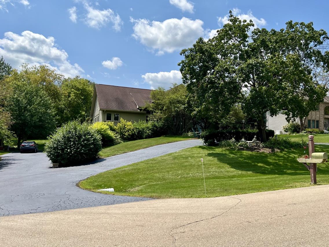 38W715 Bonnie Ct., St. Charles, IL 60175