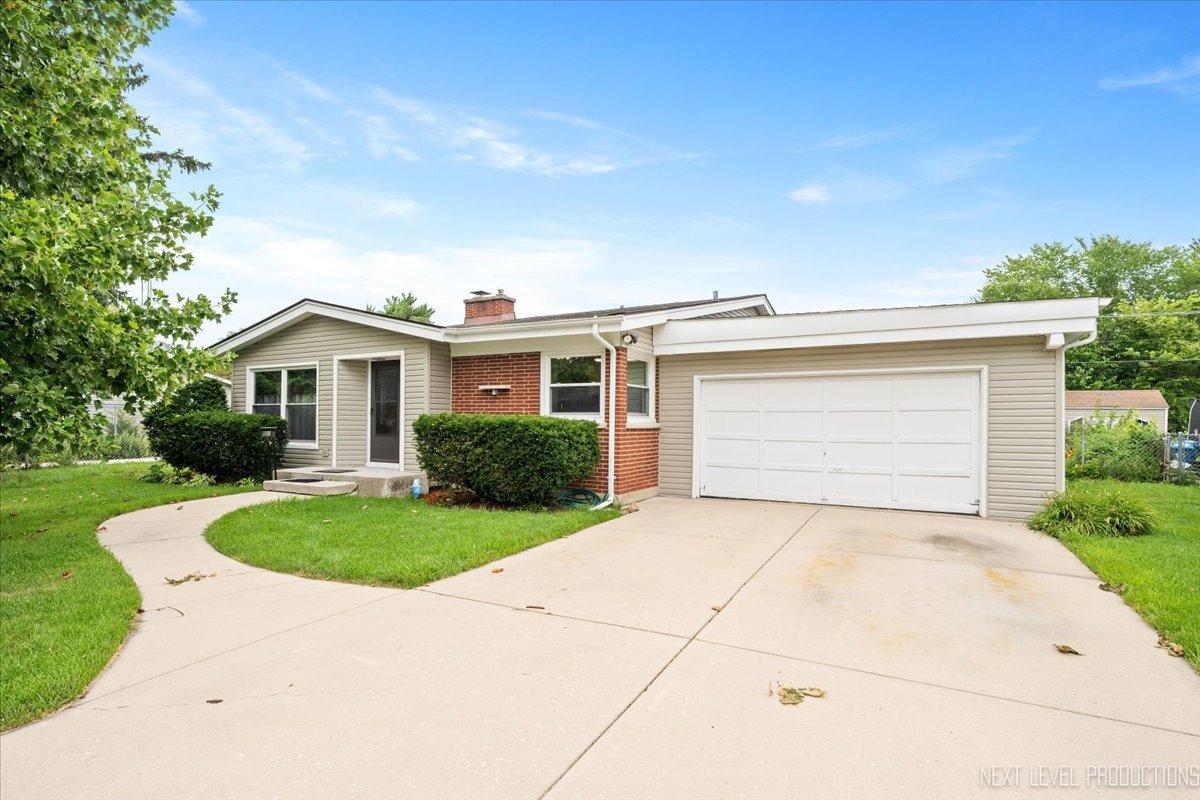 521 Iroquois Dr., Aurora, IL 60506