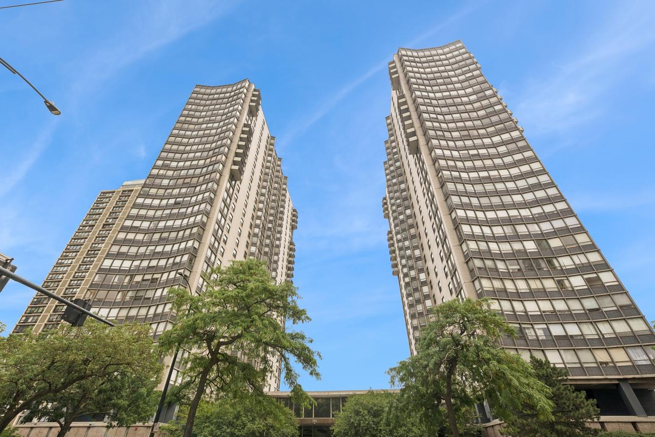 5701 N Sheridan Rd. #17E, Chicago, IL 60660