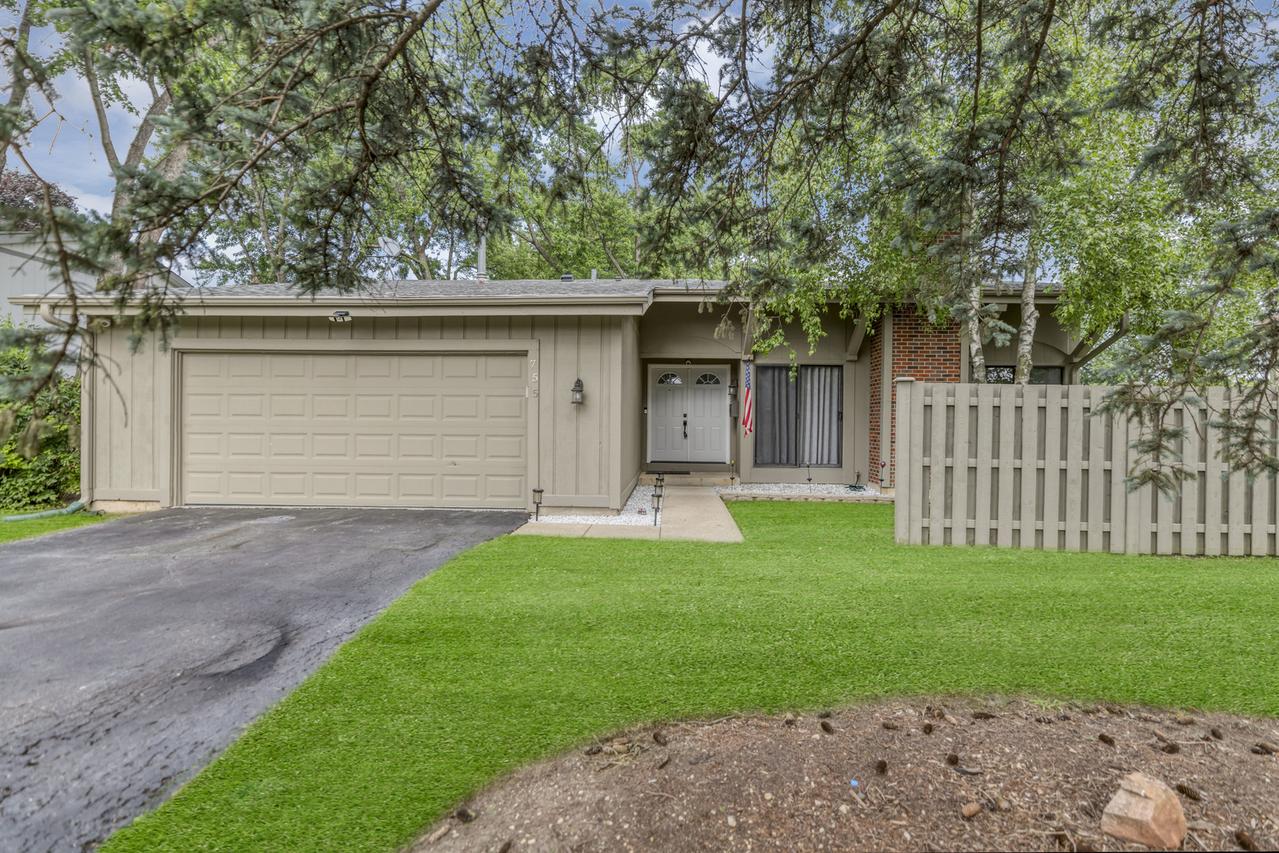 755 N Woodfield Tr., Roselle, IL 60172
