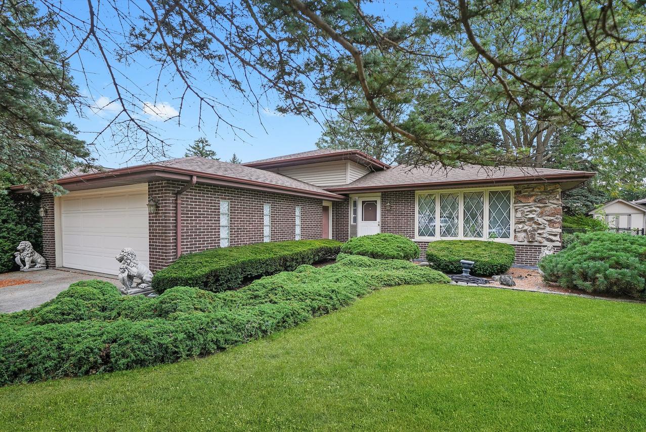 8518 W Candlelight Dr., Willow Springs, IL 60480