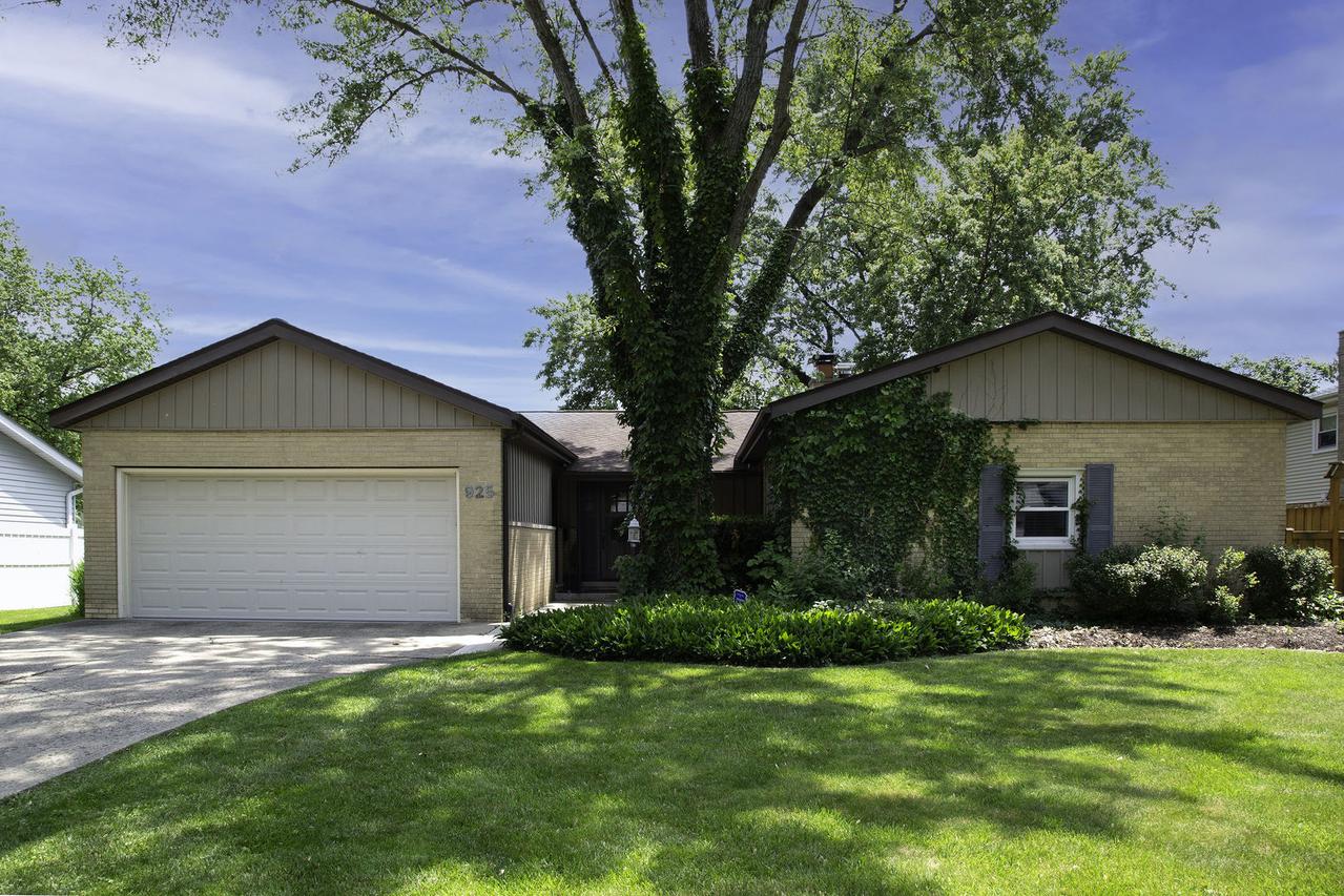 925 Hickory Ln., Darien, IL 60561
