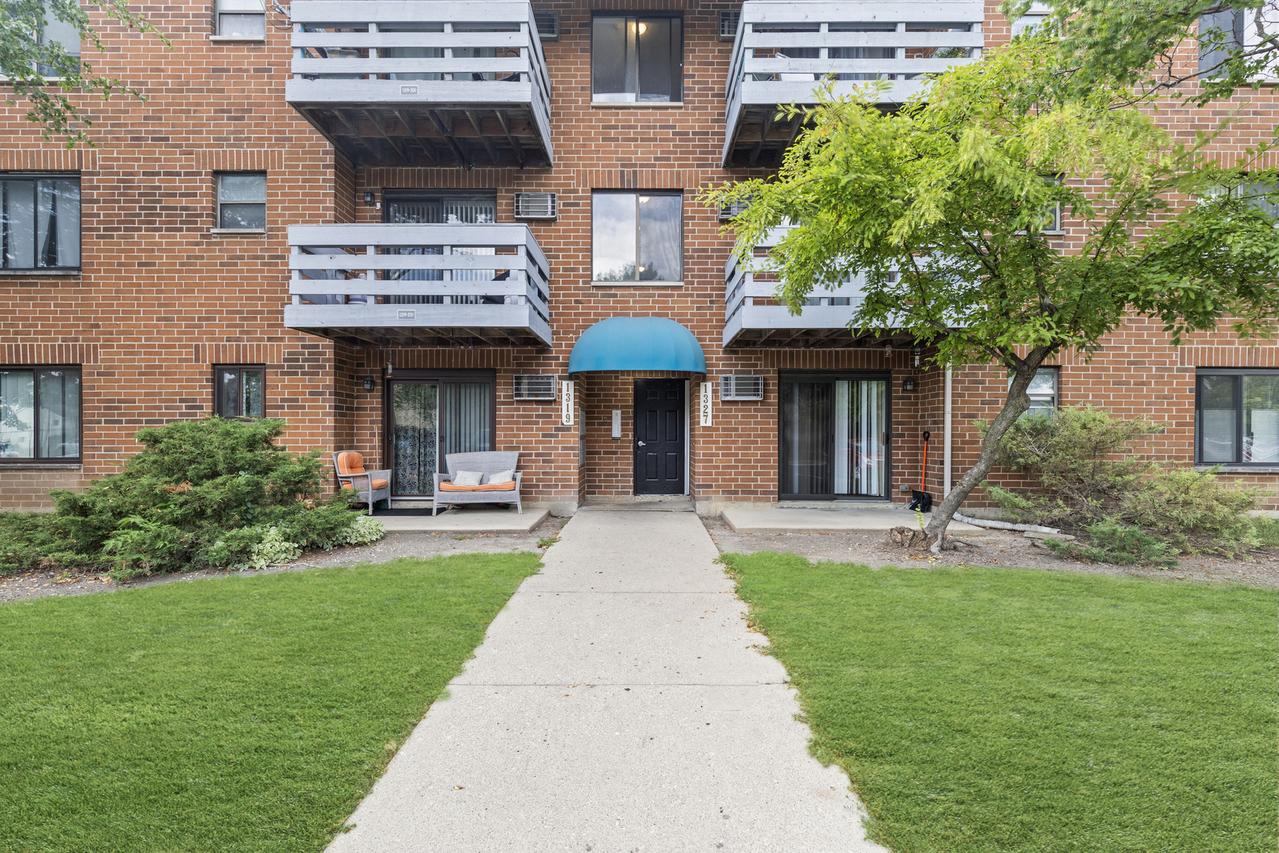 1319 N Winslowe Dr. #303, Palatine, IL 60067