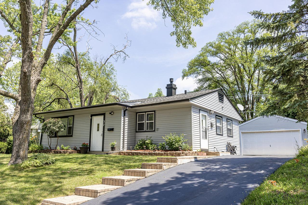 37 Pine St., Carpentersville, IL 60110